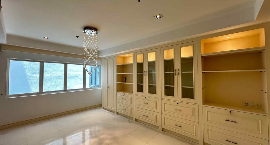 For rent 3 bedrooms condo in Watthana, Bangkok