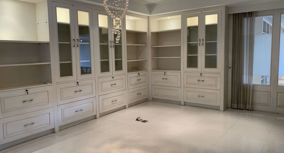 For rent 3 bedrooms condo in Watthana, Bangkok