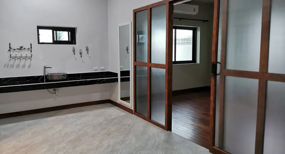 For sale 4 bedrooms house in Mueang Phitsanulok, Phitsanulok