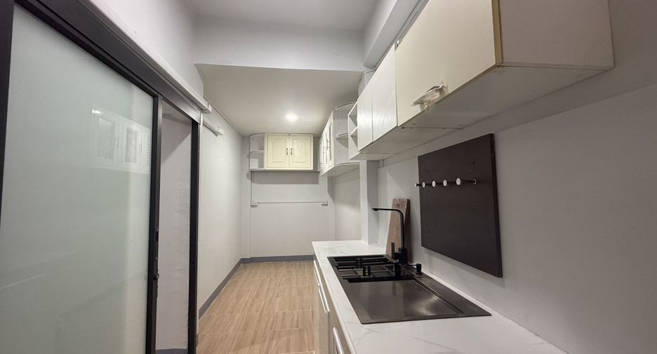 For sale 4 bedrooms townhouse in Mueang Chiang Mai, Chiang Mai