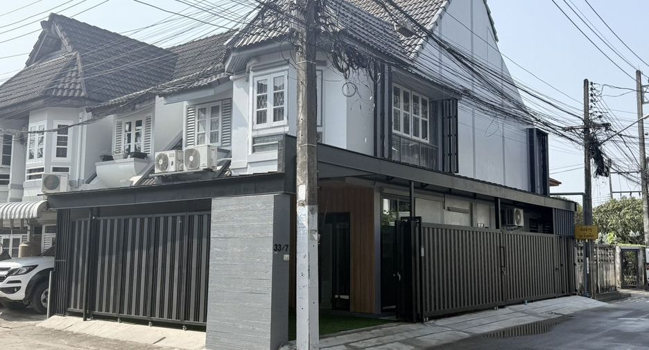 For sale 4 bedrooms townhouse in Mueang Chiang Mai, Chiang Mai