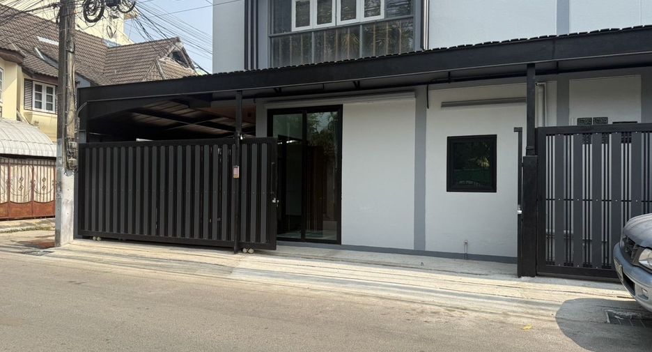 For sale 4 bedrooms townhouse in Mueang Chiang Mai, Chiang Mai