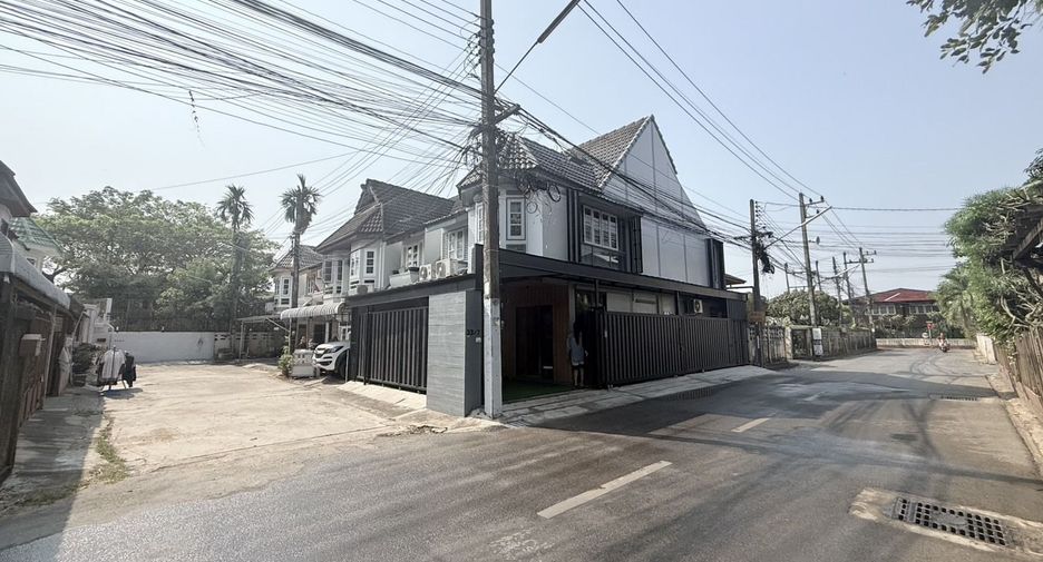 For sale 4 bedrooms townhouse in Mueang Chiang Mai, Chiang Mai