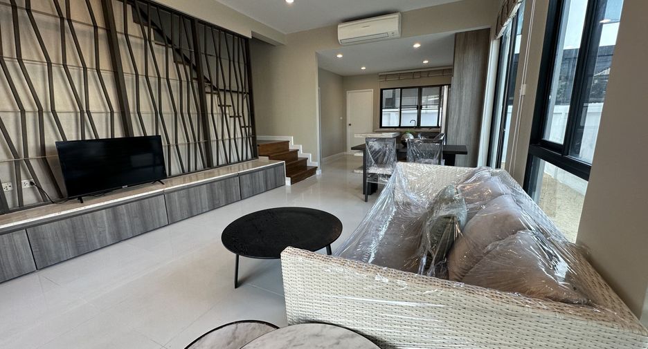 Reihenhaus zur Miete mit 3 Zimmer in Khlong Toei, Bangkok