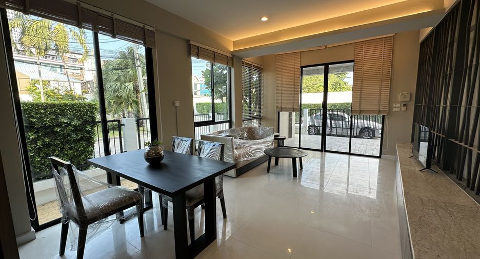 Reihenhaus zur Miete mit 3 Zimmer in Khlong Toei, Bangkok