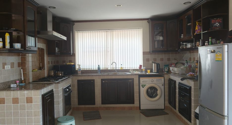 For rent 4 bedrooms villa in Bang Lamung, Chonburi