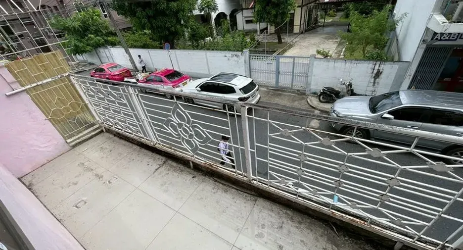 For rent 3 bedrooms townhouse in Ratchathewi, Bangkok