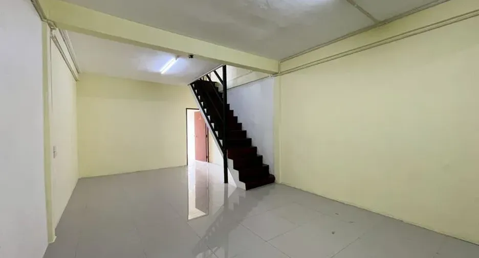 For rent 3 bedrooms townhouse in Ratchathewi, Bangkok