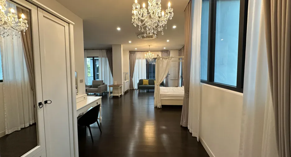 For rent 5 bedrooms house in Bang Kapi, Bangkok