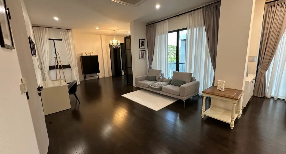For rent 5 bedrooms house in Bang Kapi, Bangkok