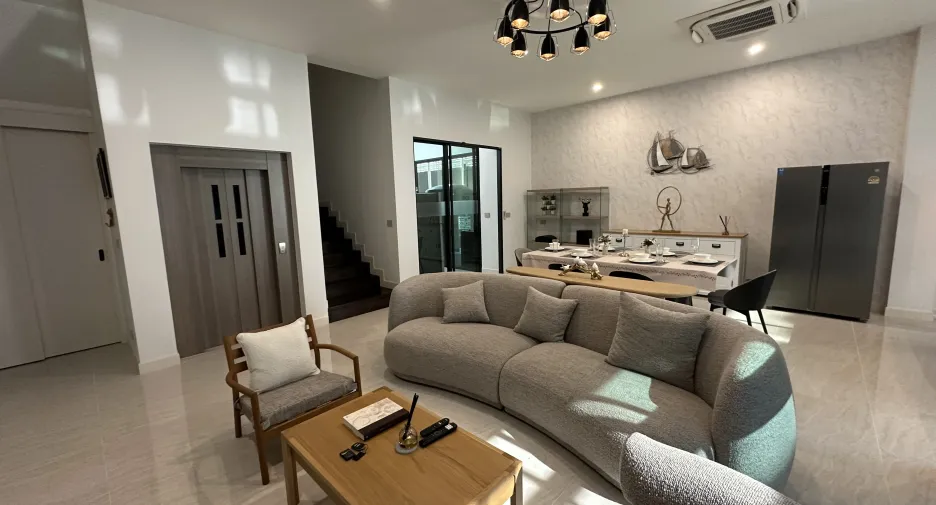For rent 5 bedrooms house in Bang Kapi, Bangkok