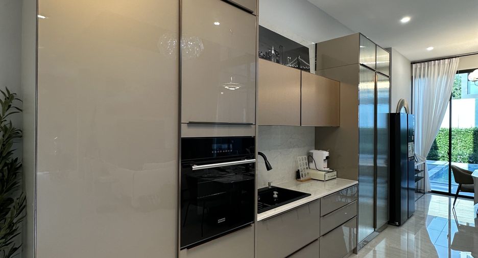 For rent 8 bedrooms house in Bang Kapi, Bangkok