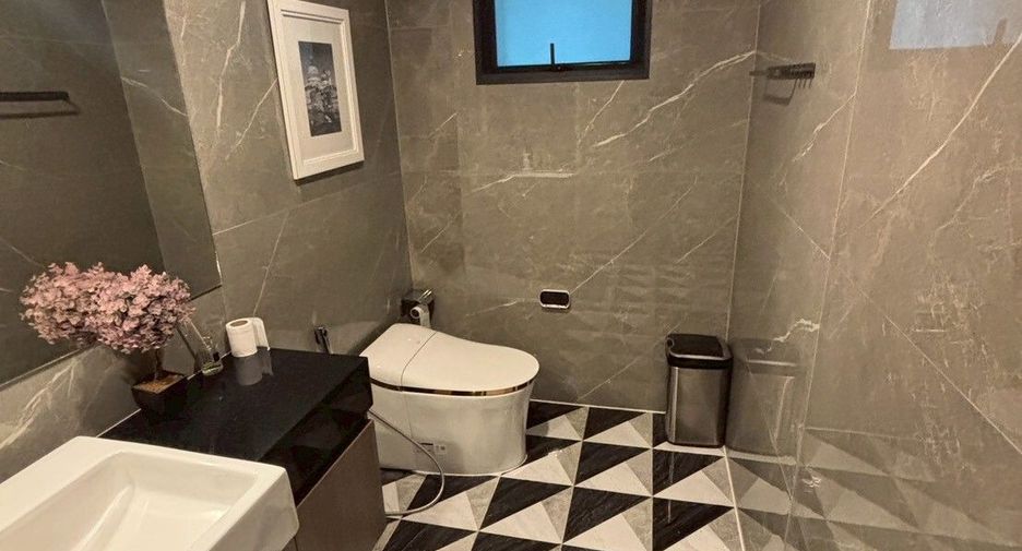 For rent 8 bedrooms house in Bang Kapi, Bangkok
