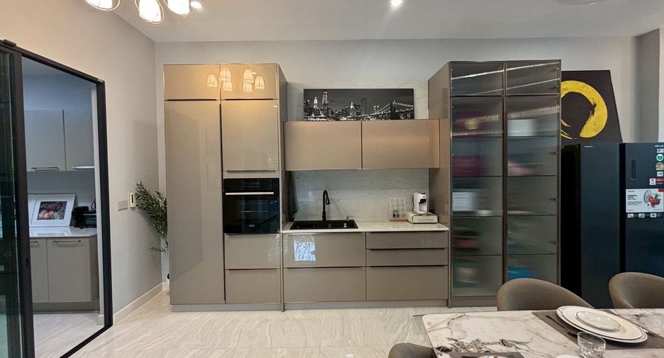 For rent 8 bedrooms house in Bang Kapi, Bangkok