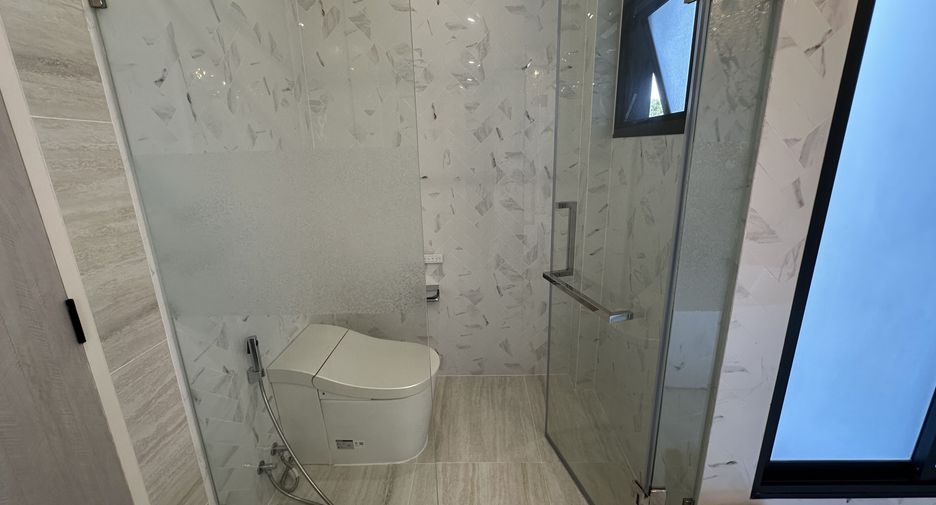 For rent 5 bedrooms house in Bang Kapi, Bangkok