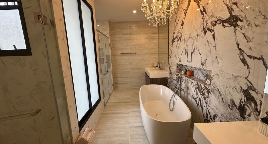 For rent 5 bedrooms house in Bang Kapi, Bangkok