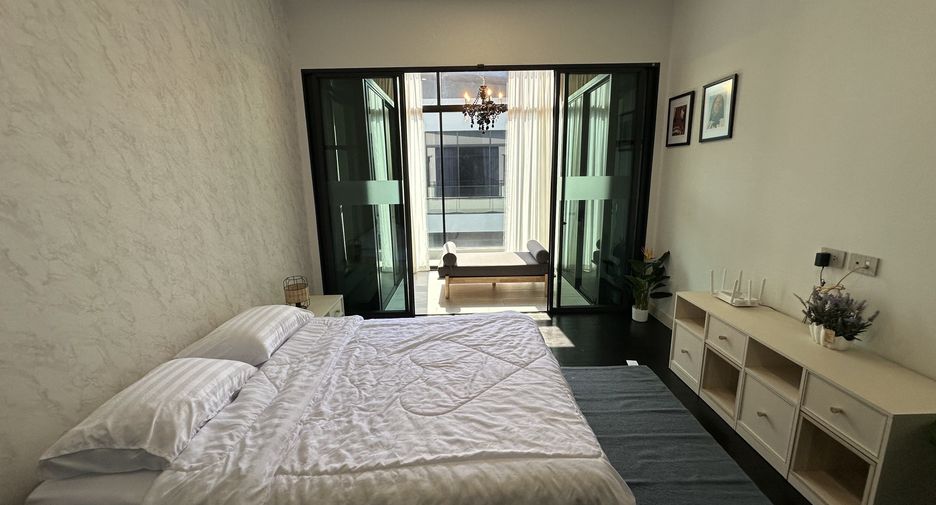 For rent 5 bedrooms house in Bang Kapi, Bangkok