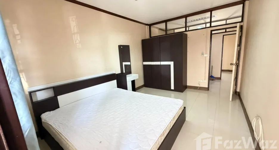 For rent 4 bedrooms townhouse in Bang Na, Bangkok