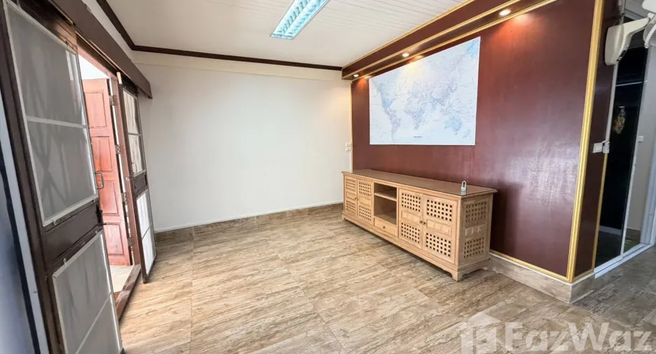 For rent 4 bedrooms townhouse in Bang Na, Bangkok
