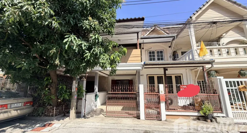 For rent 4 bedrooms townhouse in Bang Na, Bangkok