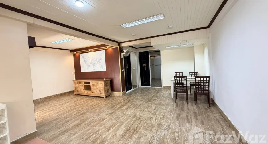 For rent 4 bedrooms townhouse in Bang Na, Bangkok