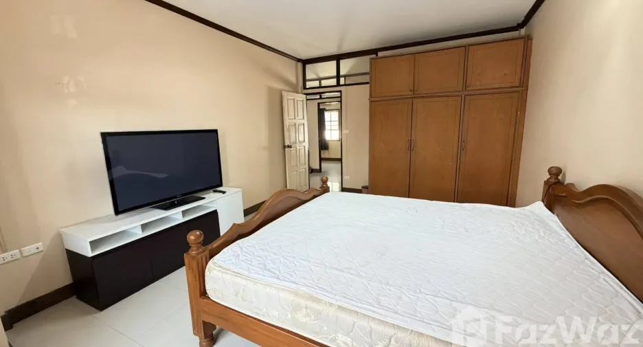For rent 4 bedrooms townhouse in Bang Na, Bangkok