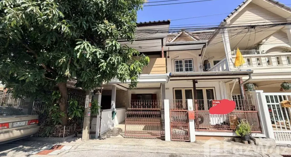 For rent 4 bedrooms townhouse in Bang Na, Bangkok