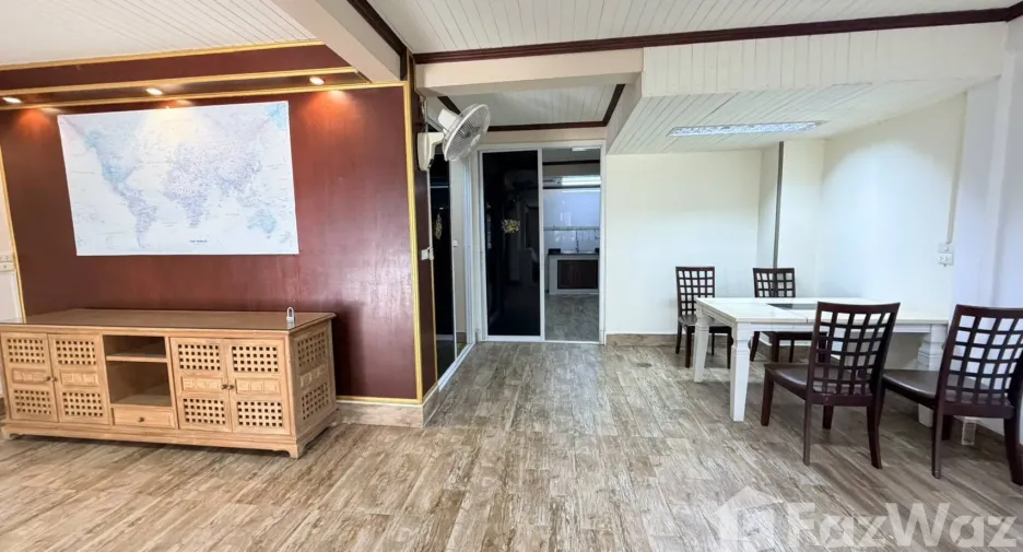 For rent 4 bedrooms townhouse in Bang Na, Bangkok
