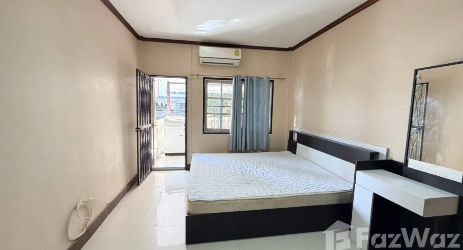 For rent 4 bedrooms townhouse in Bang Na, Bangkok