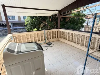 For rent 4 bedrooms townhouse in Bang Na, Bangkok