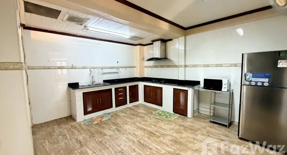 For rent 4 bedrooms townhouse in Bang Na, Bangkok