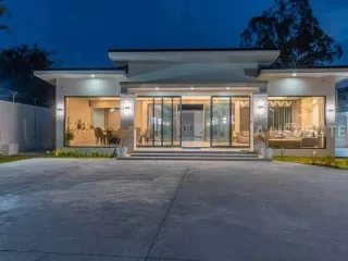 Haus zur Miete mit 6 Zimmer in Bang Lamung, Chonburi