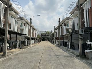 For sale 3 bedrooms townhouse in Lak Si, Bangkok