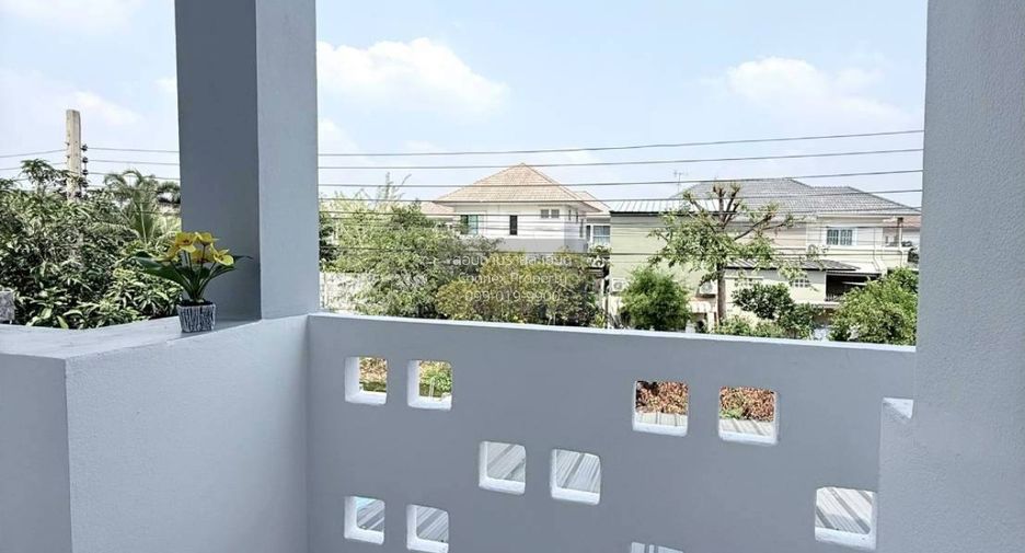À vendre 4 chambres maison de ville à Sai Mai, Bangkok