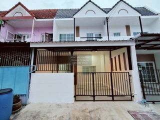 For sale 3 bedrooms townhouse in Thawi Watthana, Bangkok