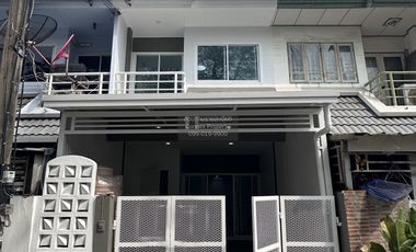 Casa adosada en venta de 3 habitaciones en Thanyaburi, Pathum Thani
