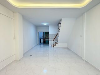 For sale 2 ベッドルーム townhouse in Khlong Sam Wa, Bangkok