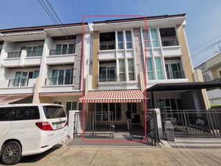 Casa adosada en alquiler de 3 habitaciones en Wang Thonglang, Bangkok