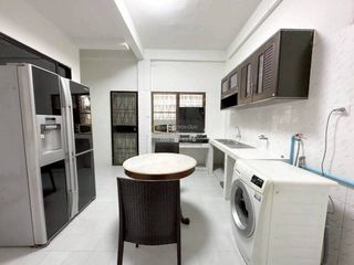 Аренда 5 спальни таунхаус в Пхра Кханонг, Бангкок