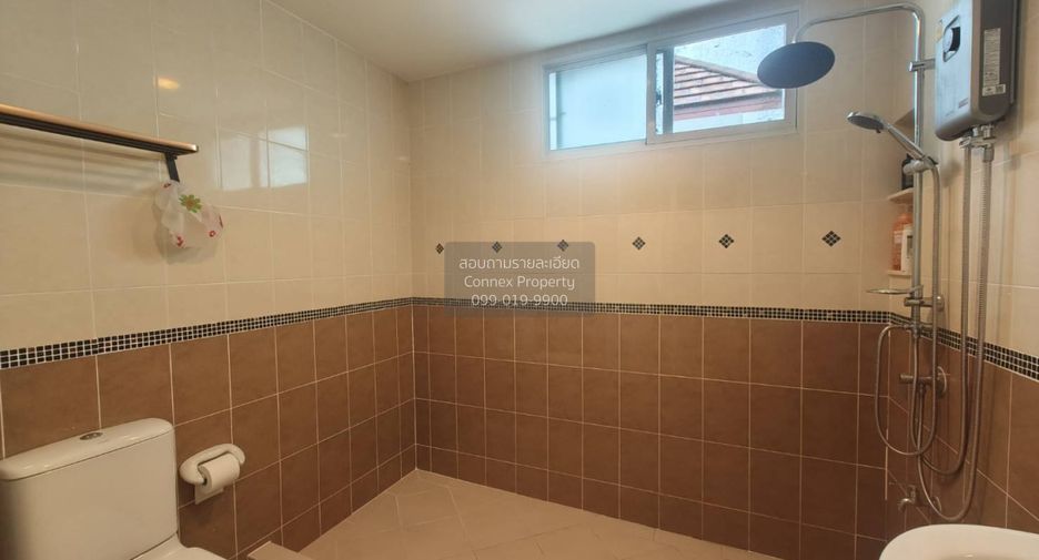 For rent 3 bedrooms townhouse in Wang Thonglang, Bangkok