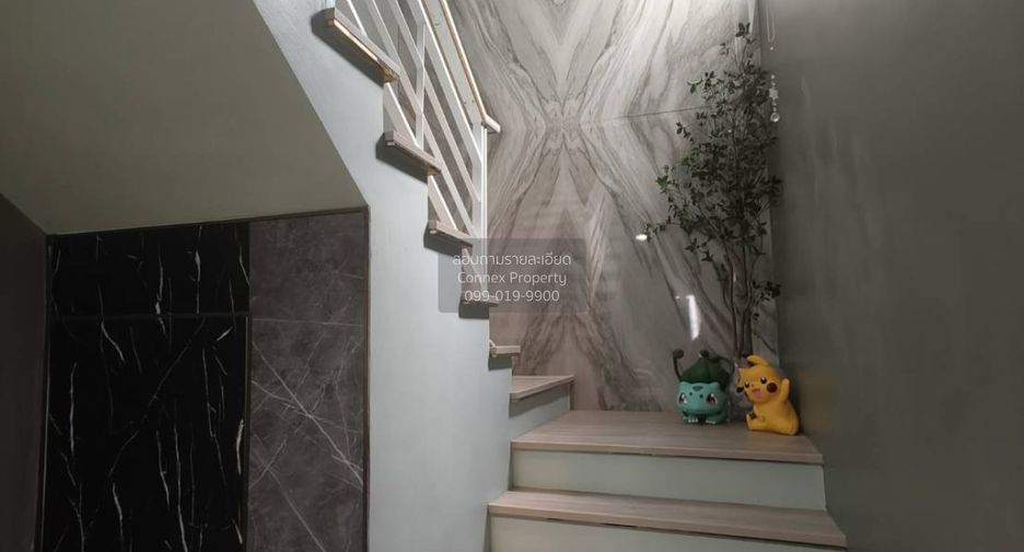 For rent 3 bedrooms townhouse in Wang Thonglang, Bangkok