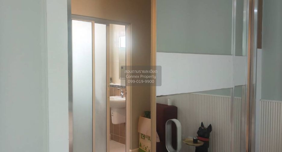 For rent 3 bedrooms townhouse in Wang Thonglang, Bangkok
