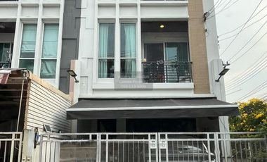 For rent 3 bedrooms townhouse in Wang Thonglang, Bangkok
