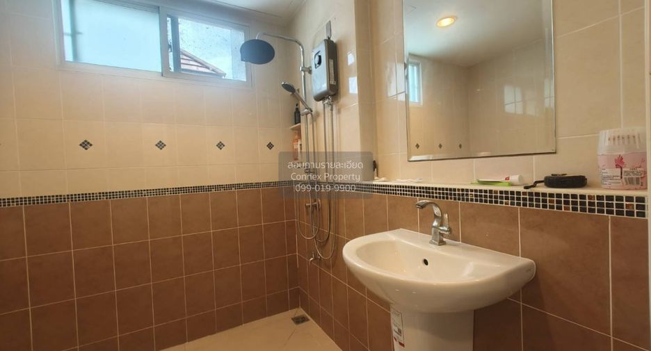 For rent 3 bedrooms townhouse in Wang Thonglang, Bangkok