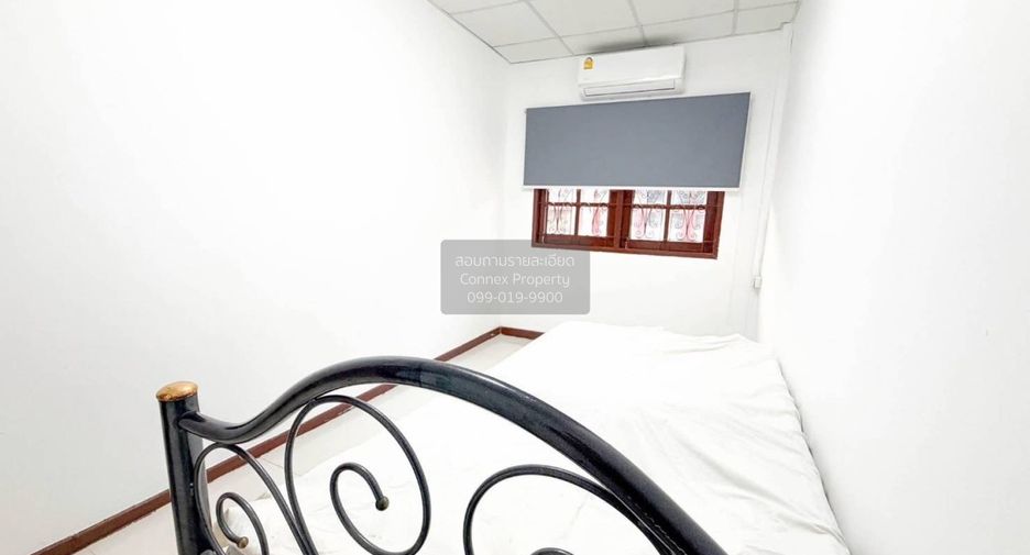 For rent 3 bedrooms townhouse in Phra Khanong, Bangkok
