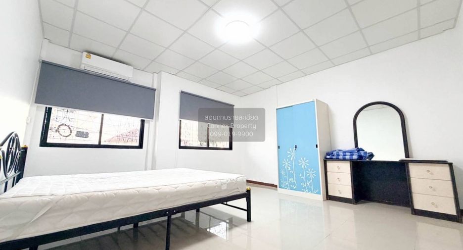 For rent 3 bedrooms townhouse in Phra Khanong, Bangkok