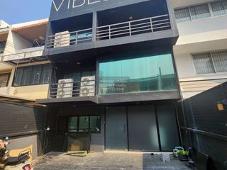 Casa adosada en alquiler de 4 habitaciones en Khlong Toei, Bangkok