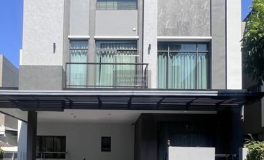 出租 3 卧室 独立屋 在 Phra Khanong, 曼谷