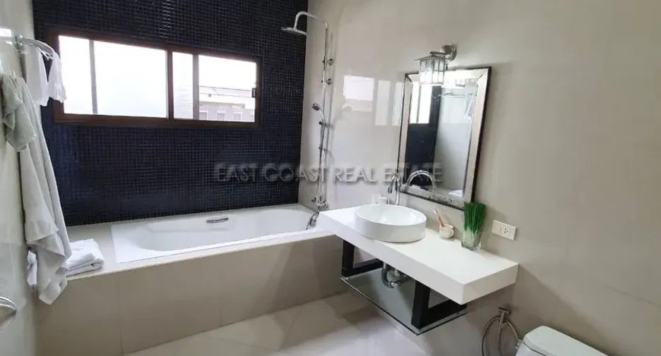 For rent and for sale 4 bedrooms house in Bang Lamung, Chonburi