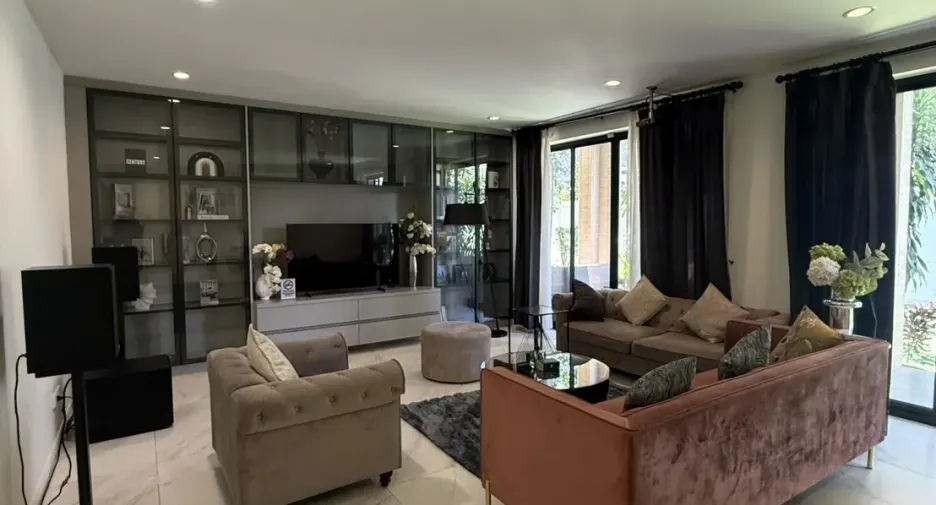 Casa en alquiler de 5 habitaciones en Watthana, Bangkok